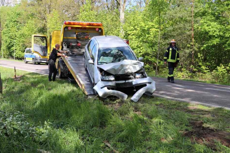 Das völlig demolierte Auto wurde nach dem Unfall abgeschleppt.