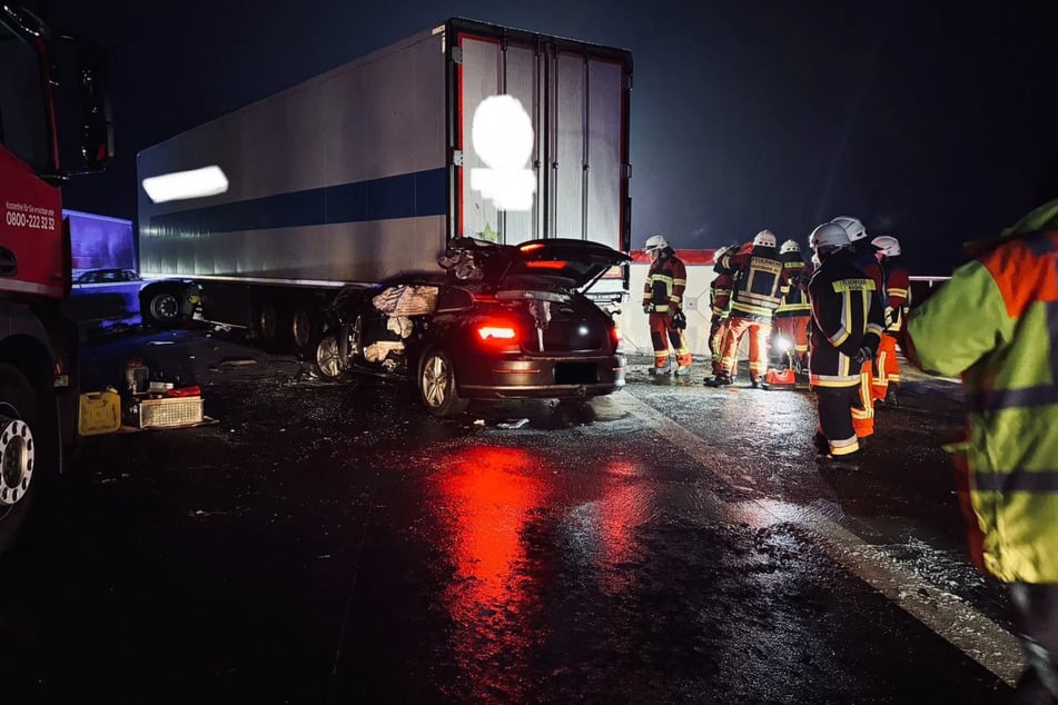 Das Auto krachte in das Heck des Lkw.