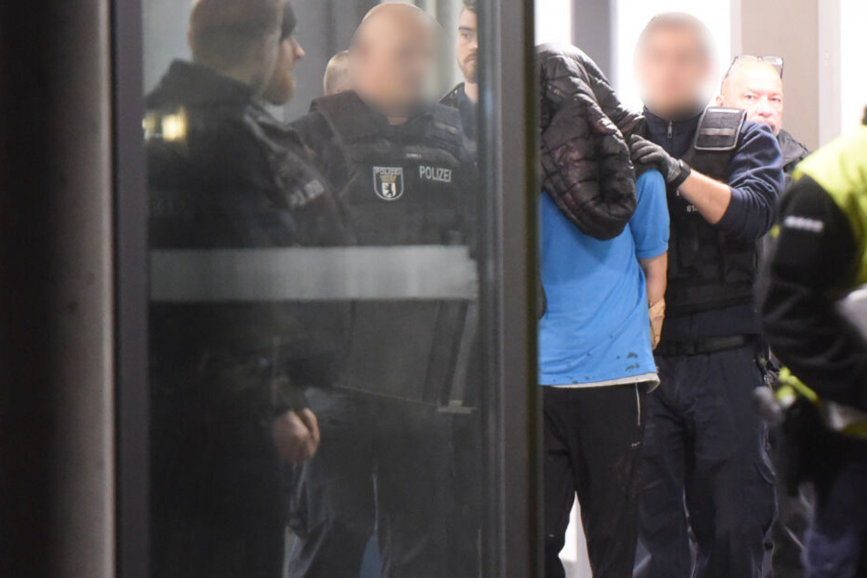 Der Tatverdächtige soll auch einen zivilen Polizisten schwer verletzt haben.