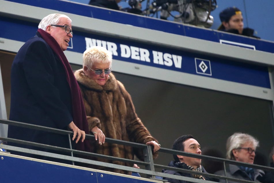 Klaus-Michael Kühne (†89, l.) mit seiner Frau Christine Kühne (88) im Volksparkstadion. (Archivbild)