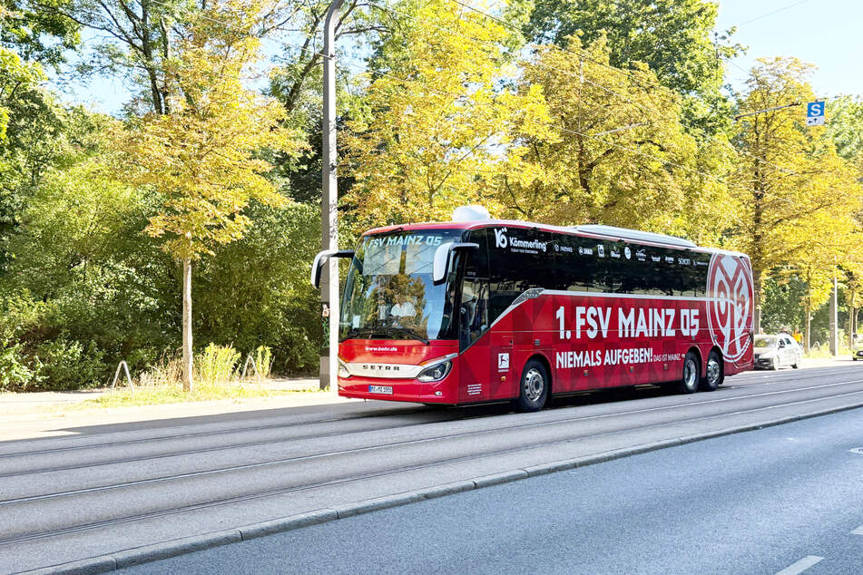 Am Montag in Dresden war der Teambus von Mainz 05 noch unversehrt, vor dem Conference-League-Spiel in Trondheim sieht das ganz anders aus.