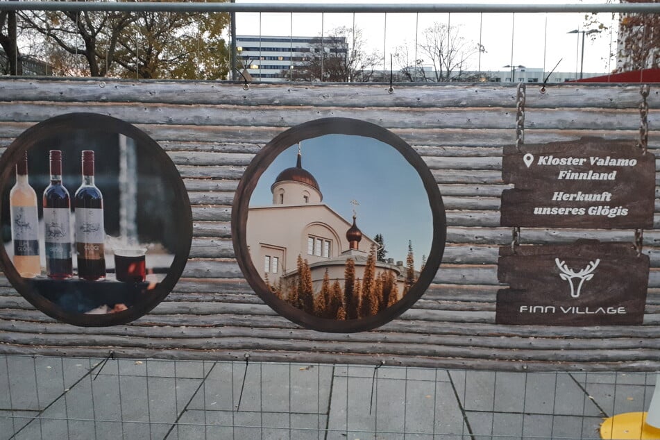 An den Bauzäunen hängen bereits Werbebanner - unter anderem für den landestypischen Glögi.