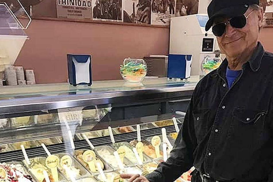 Terence Hill in seiner Gelateria in Italien.