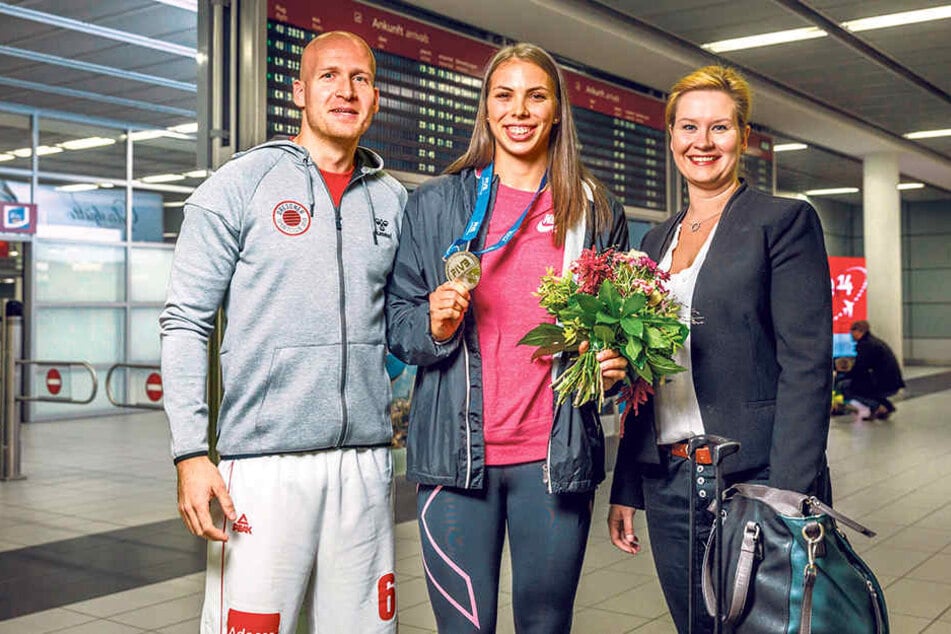 "U 23"-Vize-Weltmeisterin Saša Planinsec (M.) wurde am Dresdner Flughafen von DSC-Geschäftsführerin Sandra Zimmermann und Athletiktrainer Goran Mladenic empfangen.