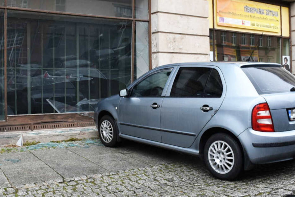Der Skoda rollte selbstständig in das Schaufenster.