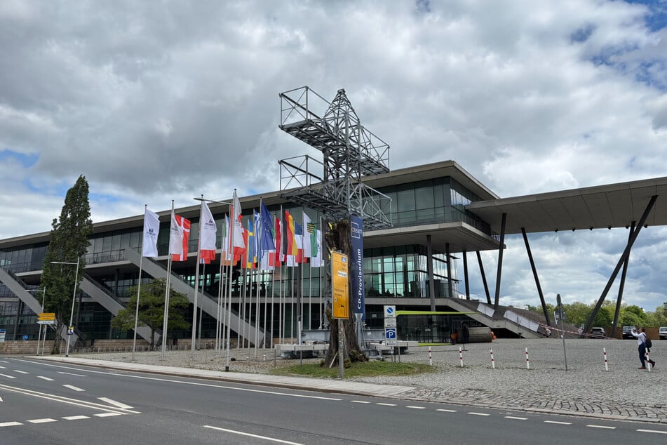 Seit Dienstag prangt dieser Stahlbau vor dem Internationalen Congress Center an der Devrientstraße.