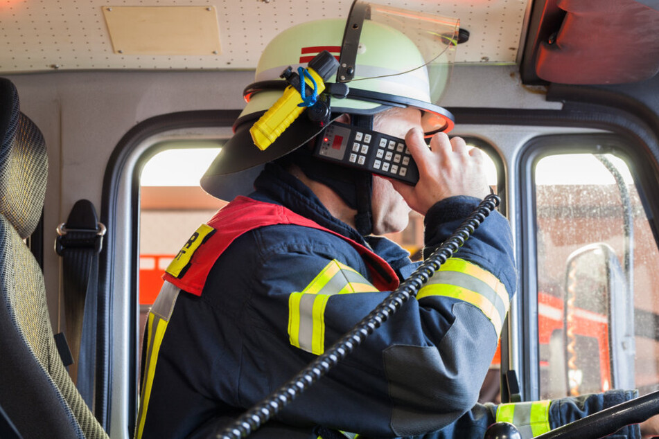 Der Feuerwehrmann blieb trotz des Kühlers an seinen Beinen zum Glück unverletzt. (Symbolbild)