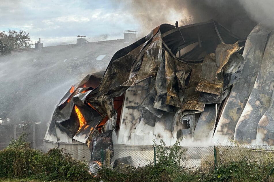 Bei dem Brand in Monheim fackelte eine Lagerhalle vollständig ab.