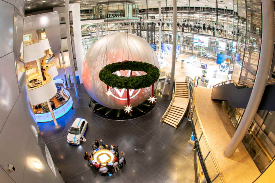 Für die schöne neue Digitalwelt bespielt VW in seiner Gläsernen Manufaktur die Nachbildung des Dresdner Kugelhauses neu.