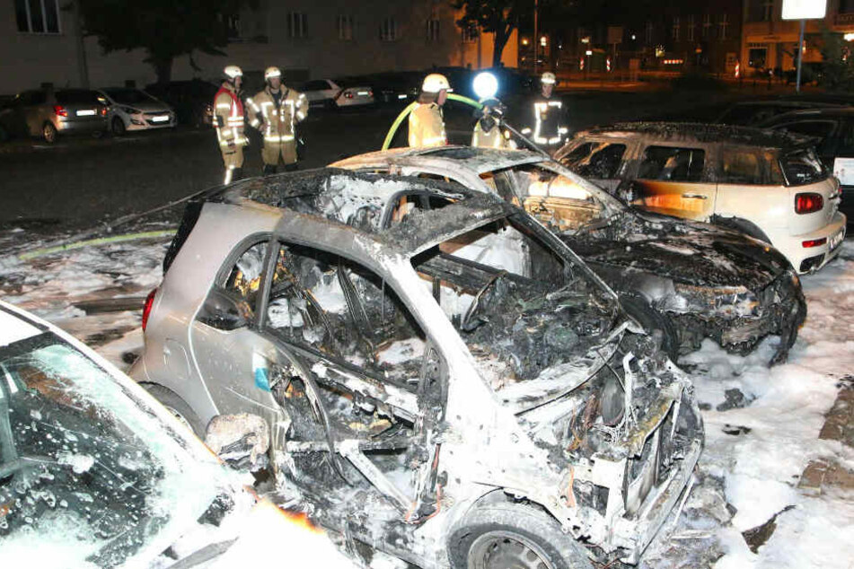 Die Autos sind stellenweise noch von Löschschaum bedeckt.