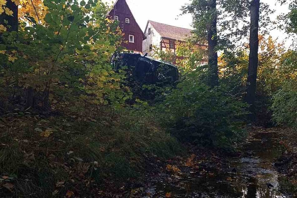 Der Audi stürzte einen Abhang runter.