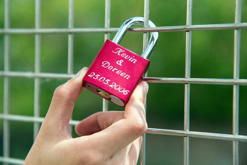 Alte Liebe rostet nicht - oder etwa doch? Ende Juli werden die Liebesschlösser von der Sonnenbrücke entfernt. Wer den Schlüssel noch hat, kann ans neue Herz umziehen.