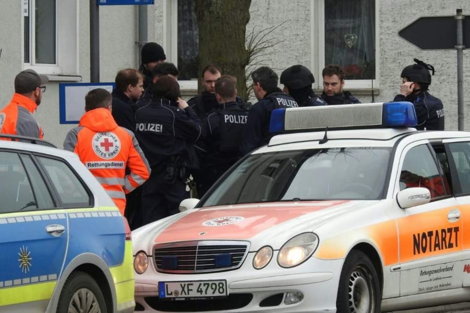 Zahlreiche Einsatzkräfte der Polizei und ein Notarzt waren vor Ort.