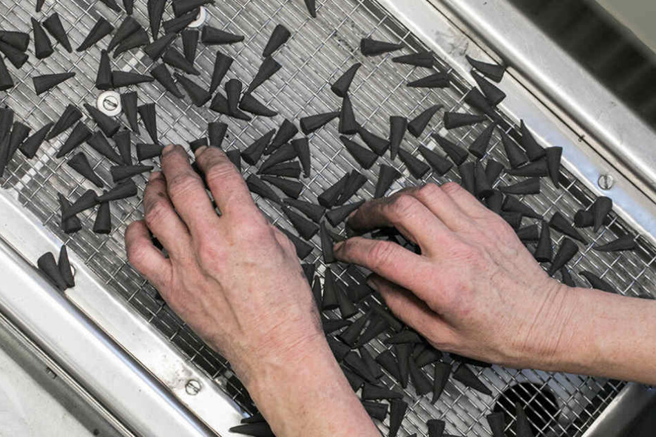 Beim Selberkneten darf man sich auch schmutzig machen. Aus dieser Masse
entstehen die Kerzen.