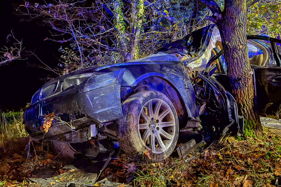 Unfall-Drama in Wiesbaden: BMW-Fahrer (†29) kracht gegen Baum und verstirbt