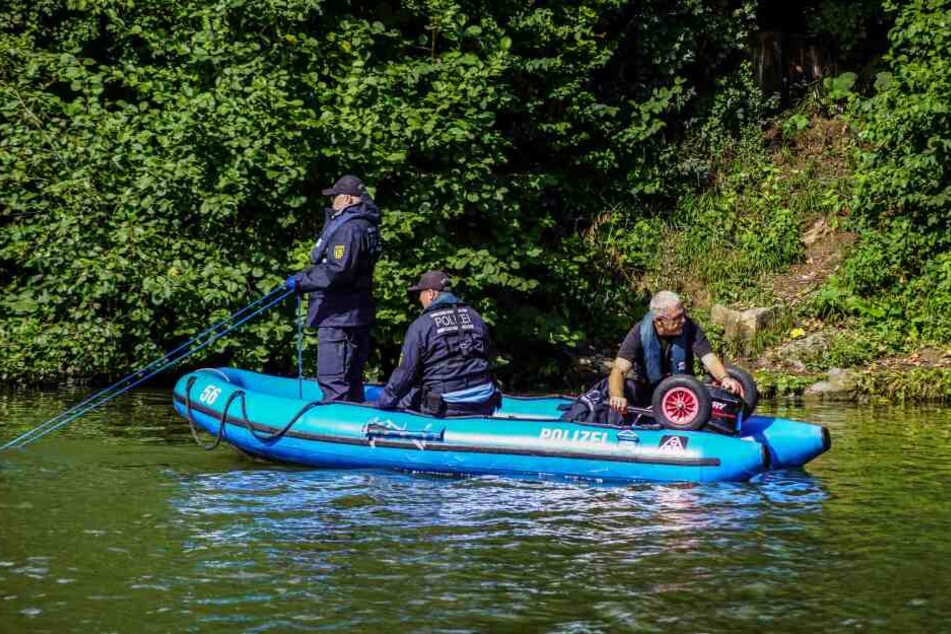 Einsatzkräfte bargen den Mann aus dem Fluss (Symbolfoto).