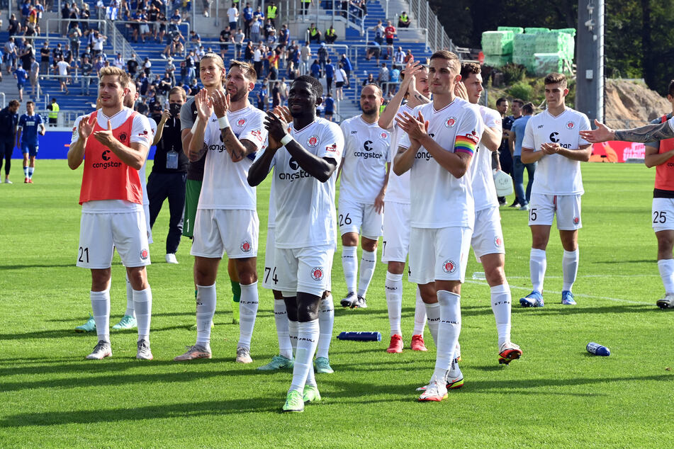Zufriedene Gesichter beim FC St. Pauli nach dem 3:1-Auswärtssieg gegen den Karlsruher SC.