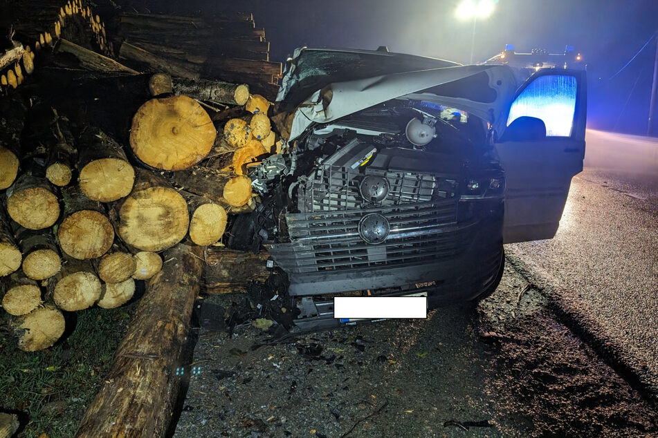 Im Harz war in der Nacht ein Transporter in einen Holzstapel gekracht.