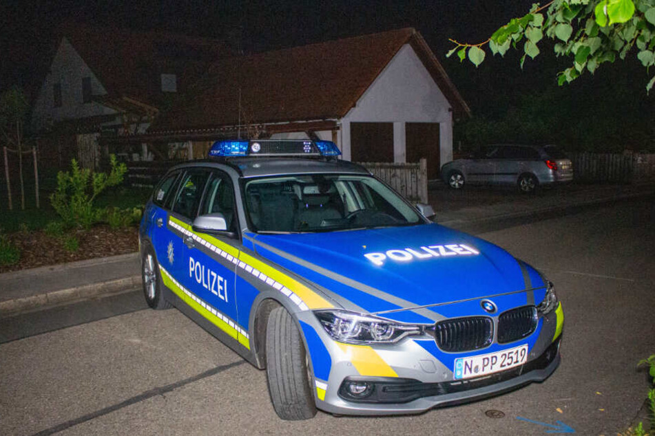 Ein Polizeiauto am Einsatzort in Hilpoltstein.