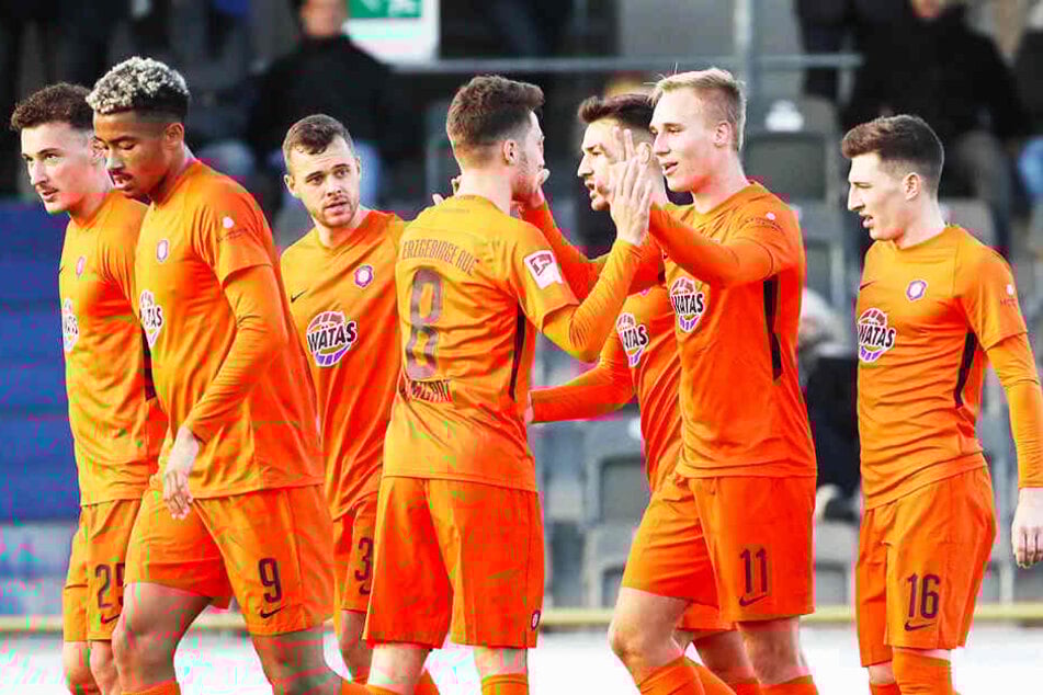 Die Spieler vom FC Erzgebirge Aue bejubeln die 1:0-Führung bei Hertha BSC.