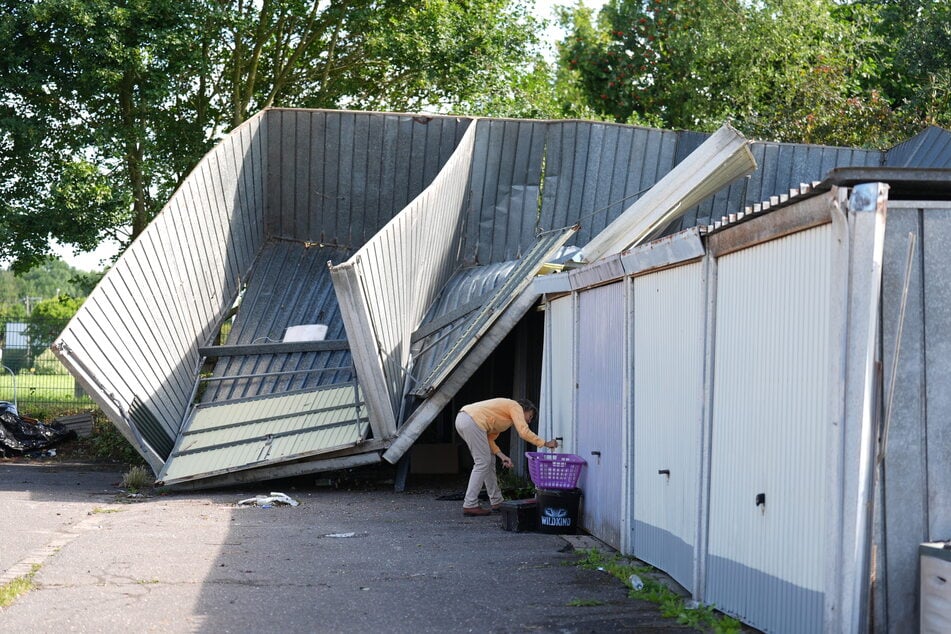 Das Unwetter riss Garagen aus den Bodenverankerungen.