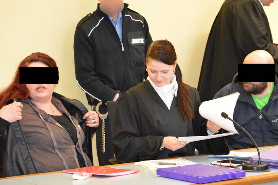 Melanie H. (31, l.) und Conny D. (38, r.) drohen bis zu vier Jahre Knast.