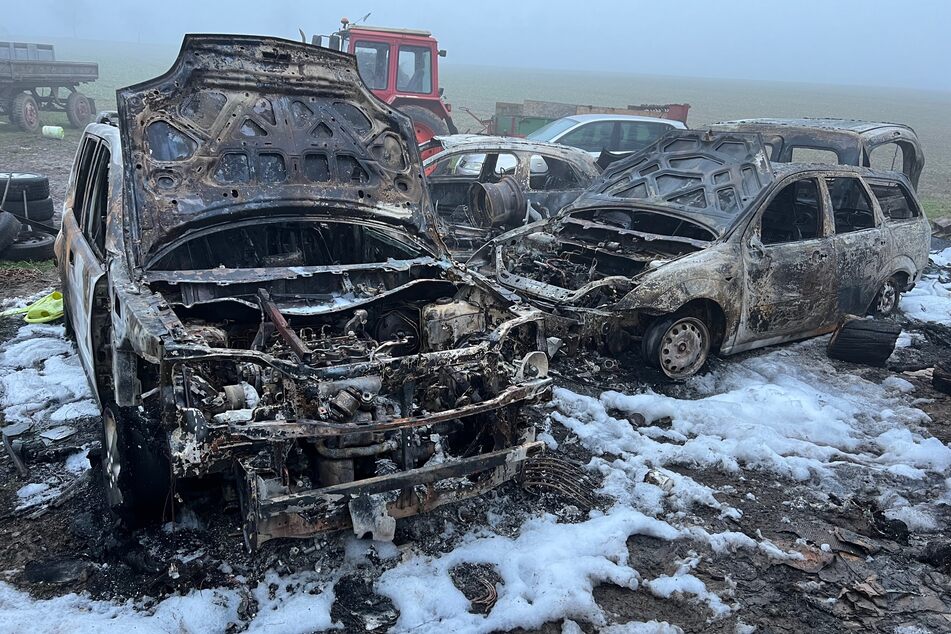 In Greußen (Kyffhäuserkreis) brannten am Mittwochabend auf einem Grundstück gleich fünf Autos komplett aus.