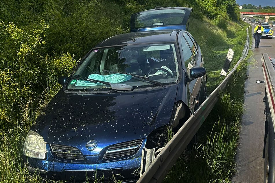 Unfall A4: Unfall auf A4: Auto durchbricht Leitplanke