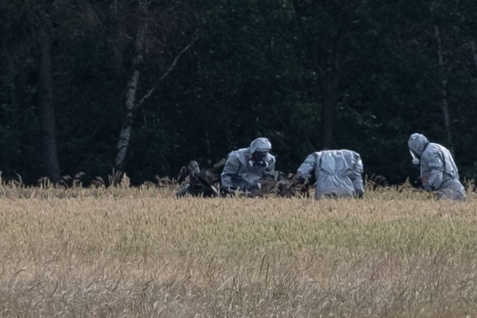 Ermittler untersuchten die Absturzstelle in Aerzen.