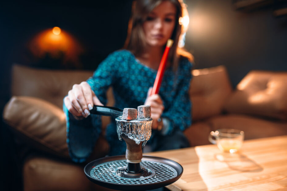 Wegen einer Kohlenmonoxidvergiftung musste eine Besucherin einer Shisha-Bar ins Krankenhaus. (Symbolbild)