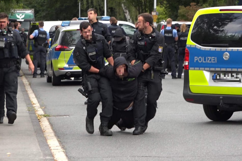 Die Demonstranten wurden von der Polizei abgeführt.