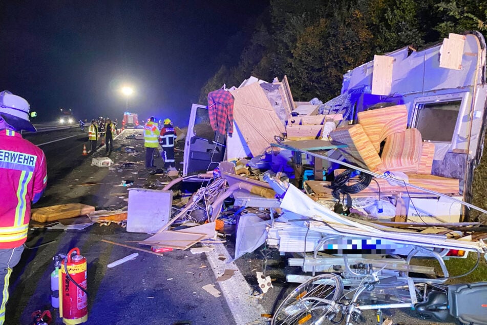 Horror-Unfall zwischen Wohnmobil und Lkw sorgt für Feld der Verwüstung auf der A70