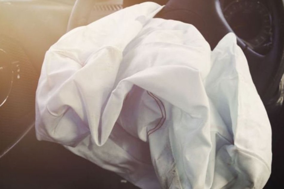 Selbst als sein Airbag sich öffnete fuhr der Mann einfach weiter. (Symbolbild)