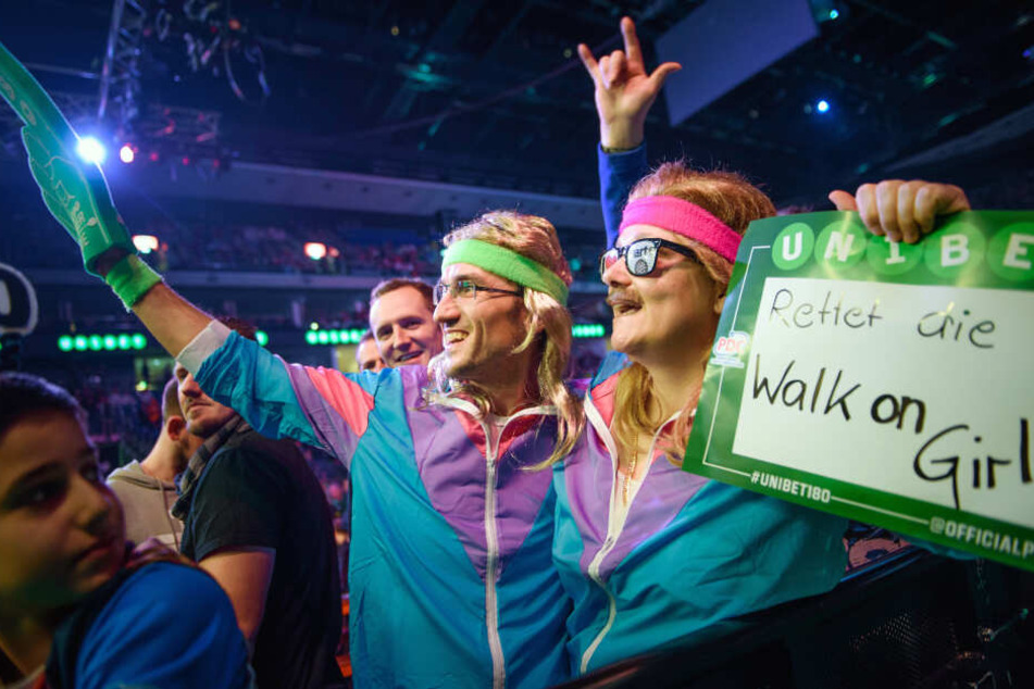 Fans im Mittelpunkt: Während der Sport manchmal in den Hintergrund rückt, spielen die verkleideten Zuschauer beim Darts meist die größte Hauptrolle.