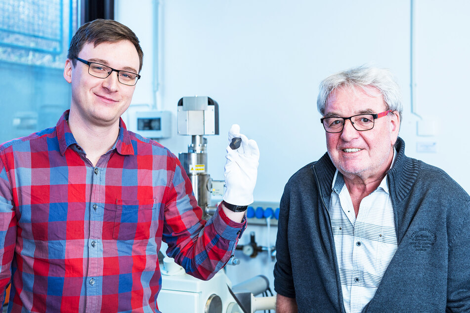 Die Planetologen Markus Patzek (l.) und Addi Bischoff untersuchten noch vor den Dresdnern das Objekt.