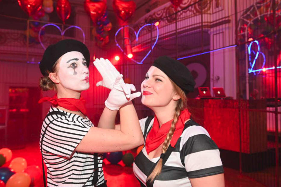 Na, wenn da keine Liebe in der Luft schwebt: In Dresden wird am Dienstagabend der Pichmännel-Fasching gefeiert.