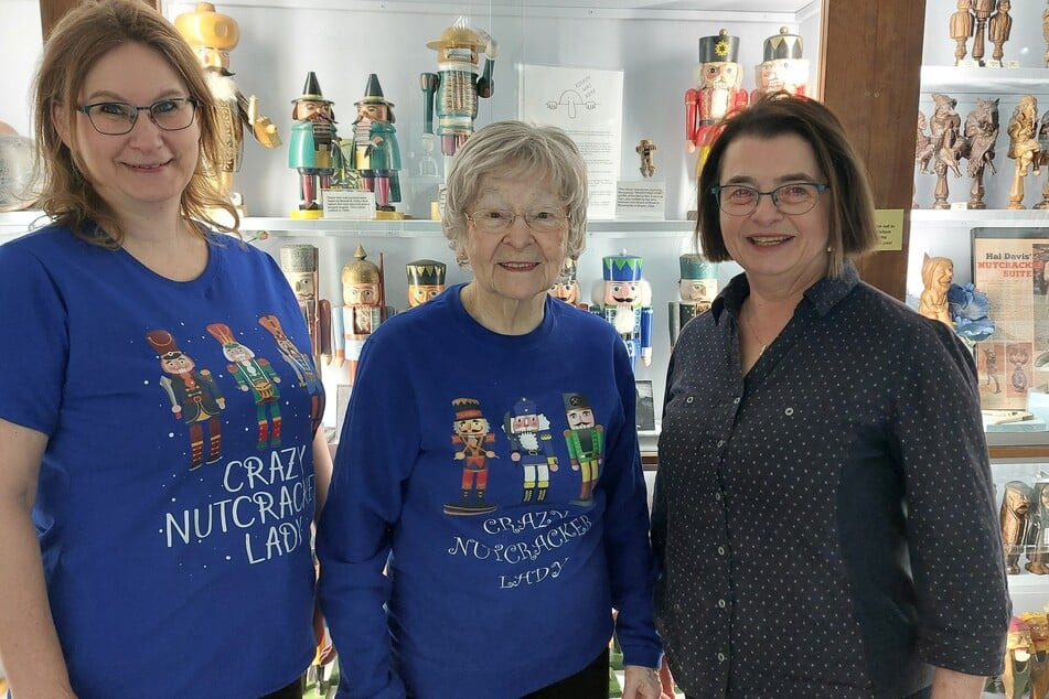 Arlene Wagner (101, M.) und ihre Nachfolgerin Michelle McMullen (l.) sind als "Crazy Nutcracker Ladies" bekannt. Am Montag schauten sie mit Mary Barthel (61) die Nussknacker-Schau von Leavenworth an.