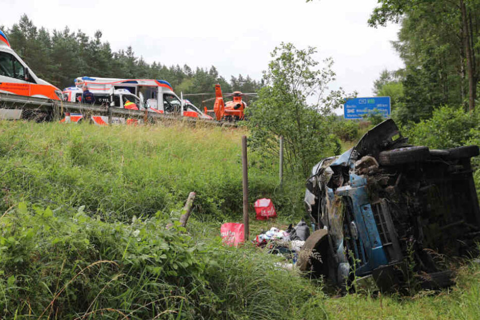 Zahlreiche Rettungskräfte rückten zu dem Unfall aus.