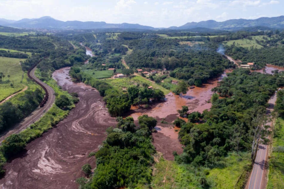 Eine Luftaufnahme zeigt die Schlammlawine nach einem Dammbruch bei der Gemeinde Brumadinho.