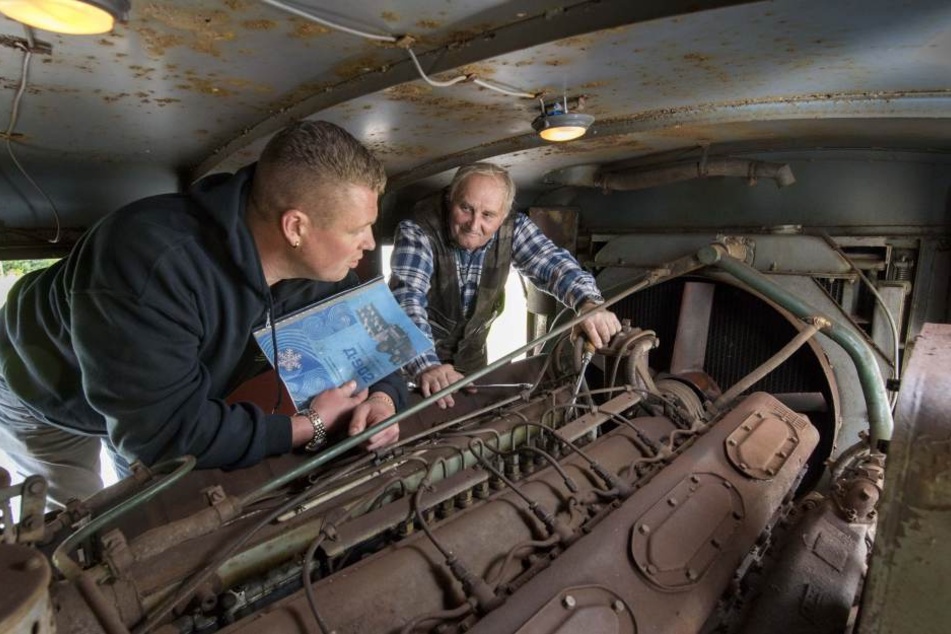Enrico Klemm (36) und Manfred Hinkel (74) am 38-Liter-Motor. Der treibt die
Fräse an und stammt aus einem Panter T 34.