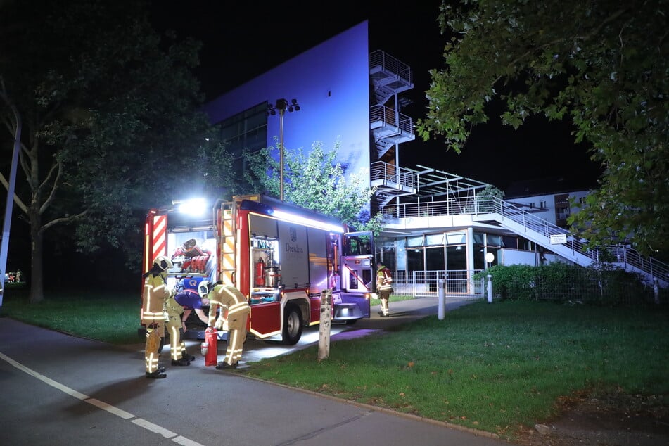 Einsatz in der Nacht: Auf dem Dach des St.-Benno-Gymnasiums brannte es!