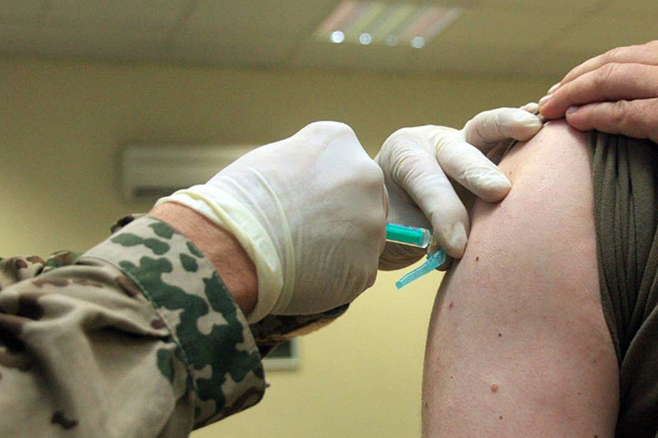Das Verteidigungsministerium hat diese Impfung für die mehr als 180.000 Männer und Frauen in der Bundeswehr duldungspflichtig gemacht.