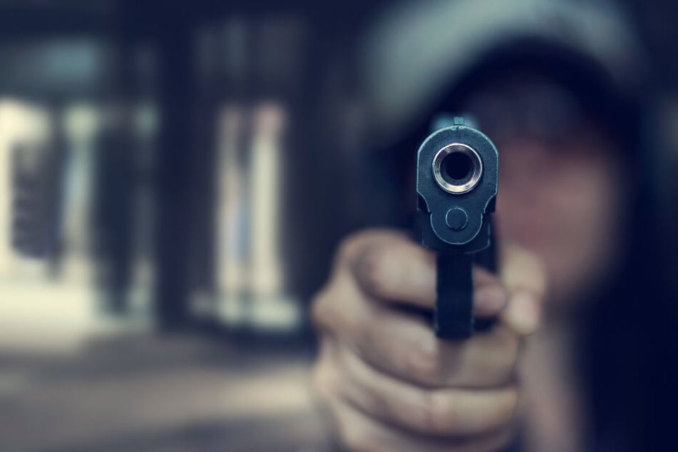 Mann (57) mit Waffe ins Gesicht geschossen: Polizei sucht Zeugen