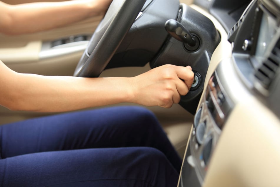 Die Frau hatte sich in ihr Auto gebeugt um den Motor zu starten. (Symbolbild)