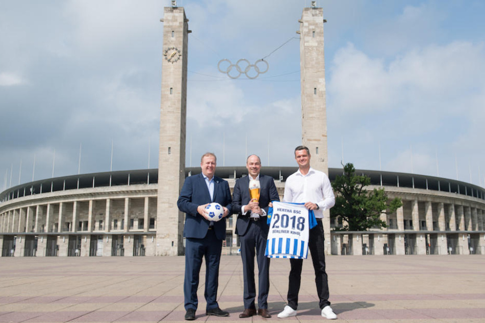 Hertha-Chef Ingo Schiller, Wolfhard Buß (Berliner Kindl) und Thorben Jeß (Lagardère Sports) vorm Berliner Olympiastadion.