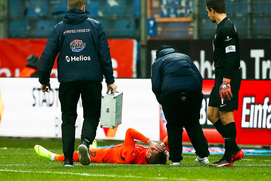 Steve Breitkreuz liegt nach einem Zweikampf am Boden und hält sich den Kopf. Der Auer musste später vom Platz - Gehirnerschütterung?