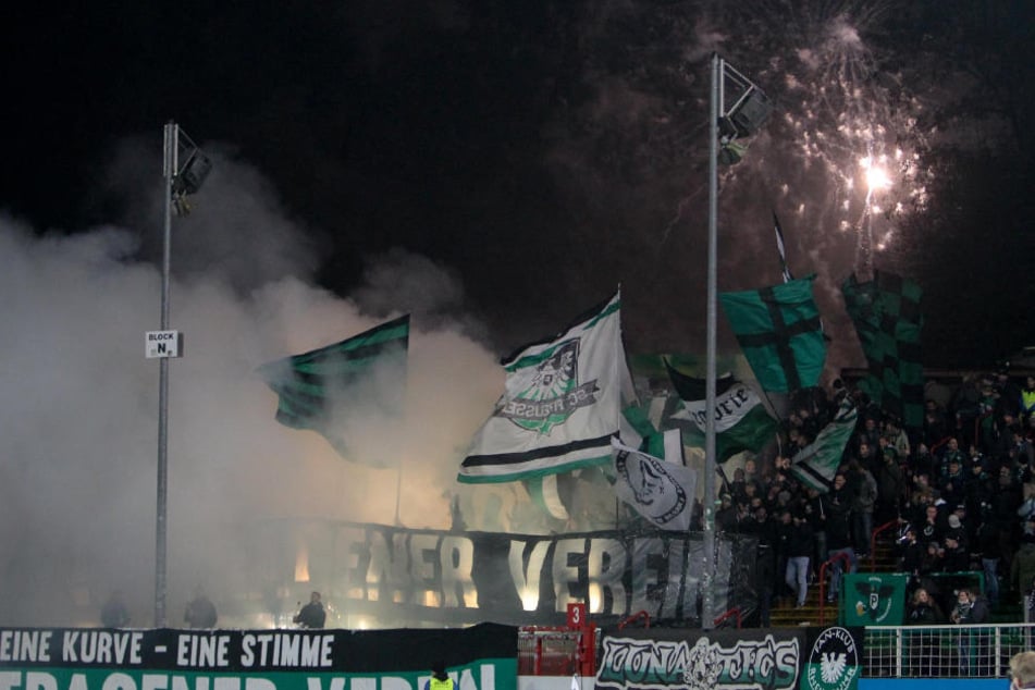 Münsteraner Fans brennen Pyrotechnik ab und zünden Raketen.