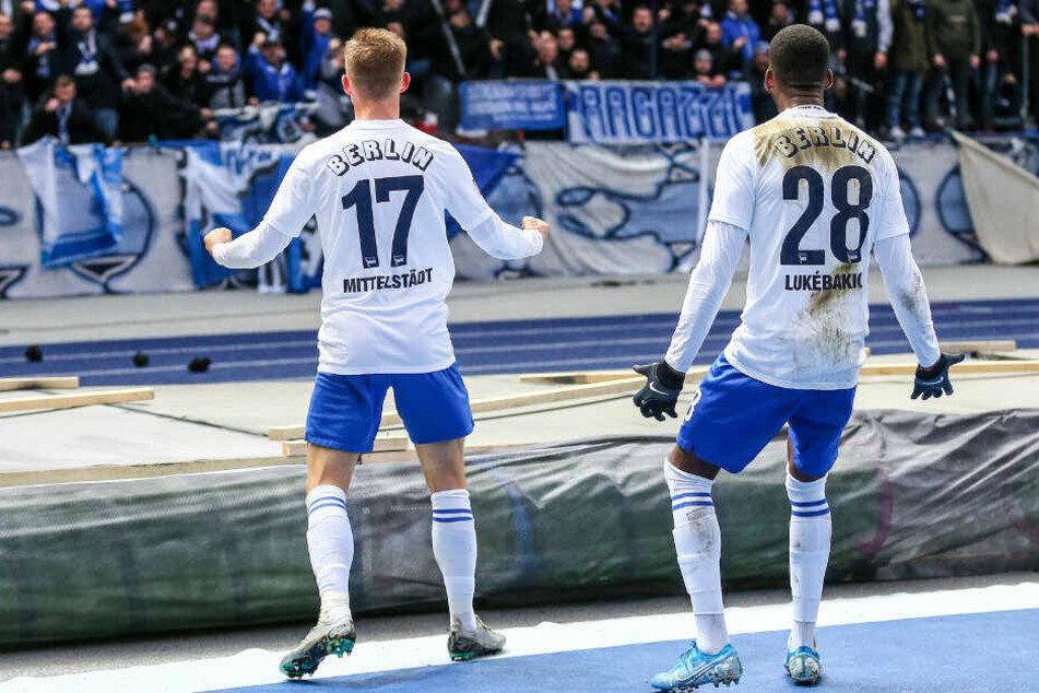 Maximilian Mittelstädt (l) feiert mit Dodi Lukebakio den Treffer zum 1:0 vor der Ostkurve.