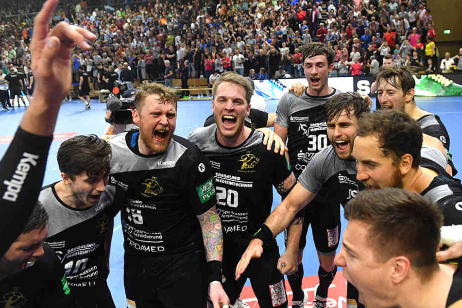 Große Freude bei den Handballern vom HC Elbflorenz nach Abpfiff.