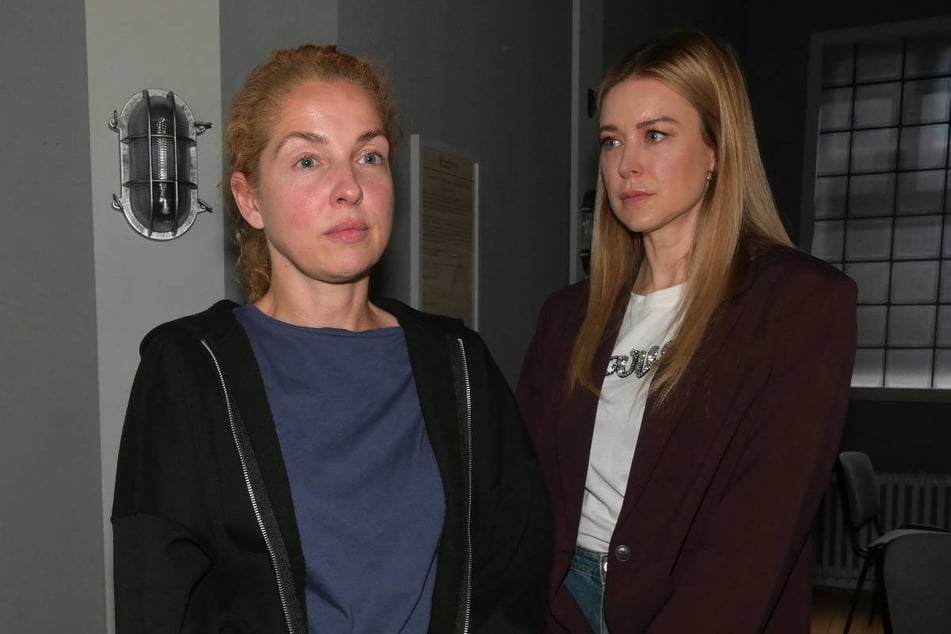 Jessica (r.) ist erleichtert, dass Nina sich nichts angetan hat.